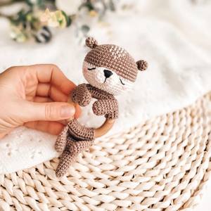 Nouveau design 2026 : Hochets animaux au crochet faits main, jouets <span class=keywords><strong>pour</strong></span> bébés, hochet en forme d'otter marin au crochet <span class=keywords><strong>pour</strong></span> <span class=keywords><strong>la</strong></span> dentition des bébés - Product Image 1
