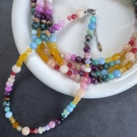 Collier en perles rondes arc-en-ciel en pierre naturelle colorée personnalisable à faible MOQ avec pendentif cœur en pierre précieuse, bijoux de mode ajustables pour femmes