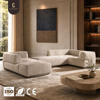 Canapé architectural blanc à profil bas avec forme flottante et sièges modulaires pour les intérieurs de villas de style Old Money