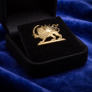 Spilla da Bavero Antica Placcata Oro con Leone e Sole Imperiali Pahlavi, in Argento 925, Farvahar Persia, Spilla Persiana - Product Image 1
