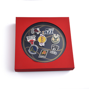 Badge souvenir en métal irrégulier personnalisé au design unique sur le thème du basketball - Product Image 2