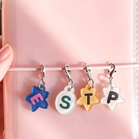 Mini Llavero Acrílico con Letras en Inglés, Impresión UV, Diseño Anime, Adorno Lindo para Teléfono, Decoración para Cuaderno, Accesorio Kawaii para Bolsos