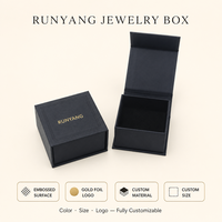 Boîte à bijoux noire mate personnalisée avec monogramme en feuille d'or et texture gaufrée pour marque de luxe, vente en gros directe d'usine