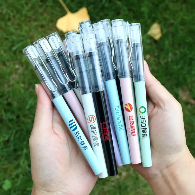 الأكثر مبيعًا قلم حبر جاف صغير لطيف من البلاستيك المحمول بطباعة الخطوط الجوية شعار مخصص اسم قلم حبر جاف