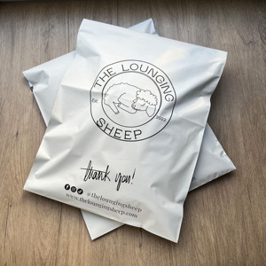 Sobres de Poliéster Blancos Mate Personalizados con Impresión Negra - Bolsas de Envío Impermeables para Ropa y Comercio Electrónico - Product Image 6