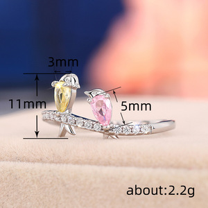 Anello Colorato a Forma di Uccello per Donne, Grazioso Gioiello a Forma di Rondine, Regalo di Moda per la Festa della Mamma - Product Image 4