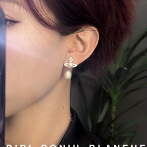 Pendientes de Moda Vivienne Desmontables con Perlas de Arroz Grandes y Pequeñas, Chapados en Oro de 10 mm, con Diseño del Planeta Saturno del Reino Unido, para Mujer - Product Image 4