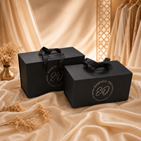 Boîte cadeau personnalisée OEM pour vêtements, en carton rigide noir mat, avec fermeture magnétique pliable, logo en feuille d'or pour homme, poignée en ruban, livraison plate
