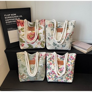 กระเป๋าแฟชั่นผู้หญิงขายดีข้ามพรมแดน ลายดอกไม้และสัตว์ พิมพ์ลาย สายสะพายสองเส้น ความจุเยอะ สไตล์ลำลอง - Product Image 1