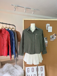 เสื้อเชิ้ตผู้หญิงลายทางความยาวปานกลาง รุ่น A801 ผ้าฝ้ายหนา แต่งกระเป๋าป้ายโลหะ ปกคอเสื้อพับได้ สไตล์ลำลอง เหมาะสำหรับฤดูใบไม้ผลิและฤดูร้อน - Product Image 6