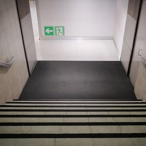 Securun ป้ายทางออกฉุกเฉินเรืองแสงในที่มืดรูปลอกวิ่งป้ายผู้ชายพร้อมลูกศรทิศทางของสติ๊กเกอร์ไฟทางออก - Product Image 5