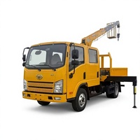 Grue de voiture avec cabine à double rangée de sièges pour 6 personnes, caisse de chargement de 2,6 m, hauteur de levage de 5 m, moteur à couple de levage de 440 Nm