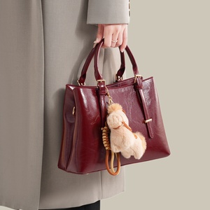 Borsa Rossa, Elegante e Capiente Borsa a Tracolla, Semplice e Versatile per Donne, di Alta Qualità e Tendenza Casual - Product Image 2