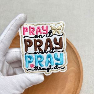 Nouveau patch thermocollant en feutre brodé avec motif de prière biblique pour la décoration de vêtements, étiquettes, sacs et chapeaux - Product Image 1