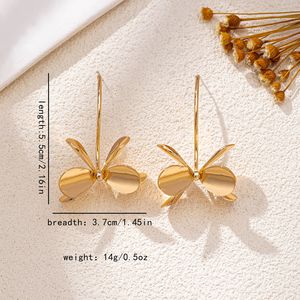 Boucles d'oreilles tendance haut de gamme en forme de fleur, idéales pour les femmes au quotidien, les fêtes et les occasions spéciales, en alliage plaqué or – Vente chaude transfrontalière - Product Image 4