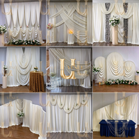 Rideau de fond de scène Uvenue bordeaux avec double draperie et cantonnière pour cérémonie, réception, fête d'anniversaire, photomaton