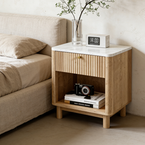 طاولة سرير عصرية بسطح رخامي أبيض ودرج مخدد، مع رف تخزين مفتوح لغرفة النوم - Product Image 1