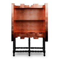Armoire de rangement pour salon de style ornementation historique moderne, avec feuilles de cuivre, laque noire et pieds en acajou massif
