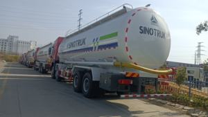 Camión Cisterna SINOTRUK 8*4 Personalizable, 35000L, Vehículo de Transporte de Líquidos Inflamables, Camión de Combustible, Vehículo de Transporte Industrial - Product Image 4