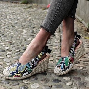 Sandales compensées décontractées pour femmes à bout rond en faux daim imprimé floral, style espadrille, vente en gros d'usine - Product Image 2