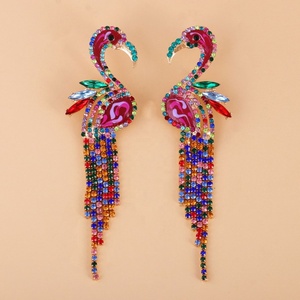 Boucles d'oreilles flamant rose de style européen et américain, inspirées de la mode coréenne, avec pampilles simples et polyvalentes, plaquées or, ornées de cristaux et de strass - Product Image 2
