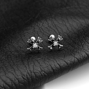 Boucles d'oreilles clous géométriques en argent plaqué, design populaire, unisexe, en acier inoxydable, bijoux tendance, luxe léger et raffiné - Product Image 2