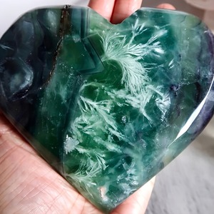 Cœur en fluorite à plumes naturelles en gros |   Spécimen minéral solide, idéal pour la décoration de la maison/du bureau, cadeau unique pour les fêtes - Product Image 1