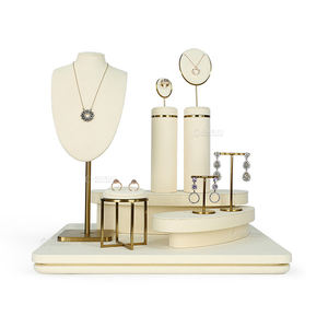 Expositor de Joyería Moderno con Busto de Maniquí Personalizado de Microfibra Negra para Pendientes y Collares - Product Image 4