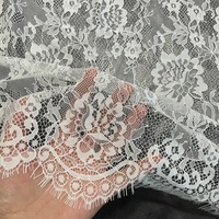 Élégant tissu de dentelle brodée française Chantilly de cils festonnés floraux blancs pour robes de soirée de mariage nuptiales