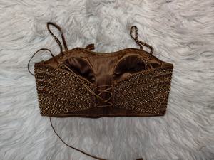 Chemisier court rembourré en tissu résille, couleur or antique, à encolure cœur, infroissable, de créateur - Product Image 2