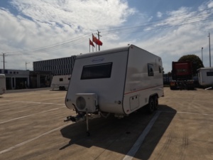 Remolque de Viaje Económico de Aluminio Moderno de 5.9m, Chasis AL-KO, Capacidad para 4 Personas, Frenos Eléctricos, Autocaravana Económica - Product Image 1