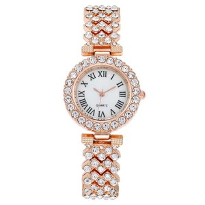 Nouvelle montre pour femme en quartz gravée de style romain, en forme de goutte d'eau, entièrement sertie de diamants - un excellent cadeau pour les femmes - Product Image 3