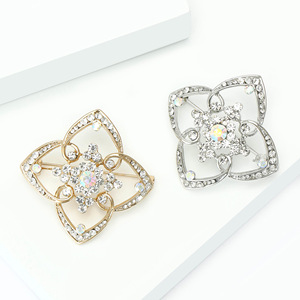 2026 New Design Fashion Retro Camellia Flower Pearl-Studded Alloy Gold Plated Wedding Engagement Brooch - Product Image 3