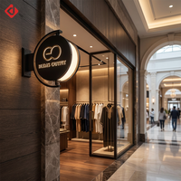 Enseigne publicitaire lumineuse sur mesure haut de gamme à suspendre latéralement, avec cadre métallique évidé et éclairage LED 3D rotatif pour vitrine