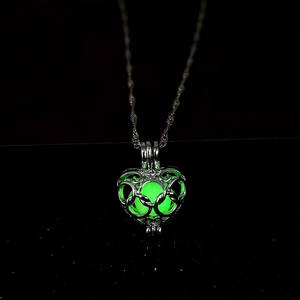 Commercio all'ingrosso di fabbrica Glow in the Dark Halloween Luminous Bead Heart Five Circles ciondolo Night Lights collana di donne - Product Image 1