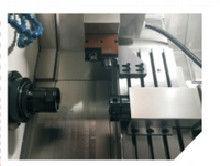 Tour CNC numérique à broche unique haute précision 2 axes avec système de commande Syntec, capacité moyenne, précision 0,005 mm 8 porte-outils avec garantie d'un an
