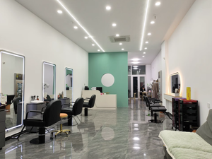 Comptoir de réception en bois personnalisable couleur bois, le plus vendu, avec éclairage LED pour salons de coiffure, instituts de beauté et spas - Product Image 6