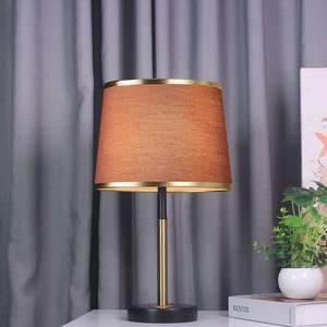 Lampe de table de luxe haut de gamme avec un design créatif transfrontalier pour la décoration de la chambre à coucher ou l'hébergement en hôtel/maison, éclairage élégant de chevet - Product Image 1