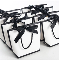 Sac en papier carton blanc avec ruban noir Boîtes d'emballage Shopping Sac à main Boîte à lunch Conteneur alimentaire Bowknot Cadeaux Sacs