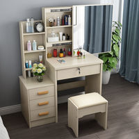 Ensemble de meubles de chambre à coucher moderne avec coiffeuse éclairée, miroir et tabouret, design en panneaux de bois blanc pour appartement