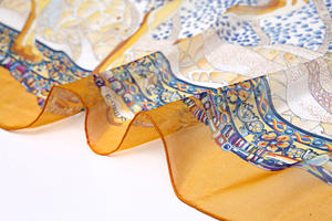 カスタムデザイン 高級感あふれる伝統模様 イエローホワイト バンダナ柄 シルクシフォン スクエアスカーフ 女性向けスタイリッシュハンカチーフ - Product Image 2