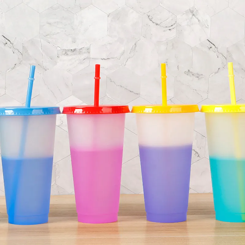 ถ้วยใส่เครื่องดื่มเย็นพร้อมฝาปิดแก้วน้ำพลาสติกเปลี่ยนสีได้ในฤดูร้อนใช้ซ้ำได้
