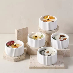 Vela Aromática de Cera de Soya Decorativa Arovi, Estilo Artesanal con Adornos Botánicos, Vela Decorativa para el Hogar, Regalo Estético - Product Image 1
