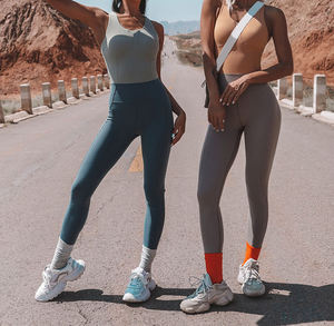 Mono de Yoga de una pieza con cuello en U y espalda cruzada y logotipo personalizado - Product Image 2