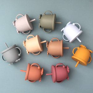 Gobelet d'apprentissage en silicone anti-déversement et anti-chute avec couvercle et poignée pour bébé - Product Image 5
