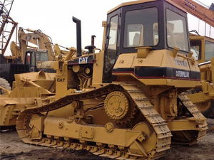 Bouteur CAT D4H d'occasion en excellent état, modèle 2023, grande lame de 8,6 m, capacité de bulldozing de 90 HP, puissance de 15 000 kg, construction robuste - Product Image 3