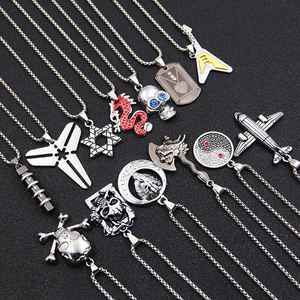 Collier personnalisé en acier inoxydable avec pendentif crâne pour homme, en argent époxy noir et blanc, style sport football - Product Image 1