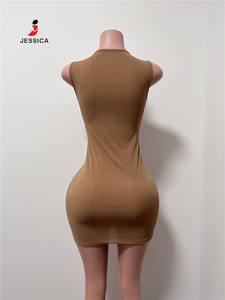 Y1515-2026 Nuovi Arrivi Moda Estiva Abito Mini Aderente Senza Maniche con Stampa di Lettere e Borchie per Donne - Product Image 5