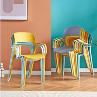 Chaise de salle à manger moderne en plastique avec dossier ergonomique pour hôtel, restaurant, café, cuisine, salle à manger