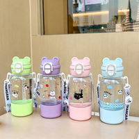 Nouvelle Bouteille d'Eau Portable en Plastique Grande Capacité 700ml Mignonne pour Voyage en Extérieur, Tasse à Boire Double Usage, Vente en Gros